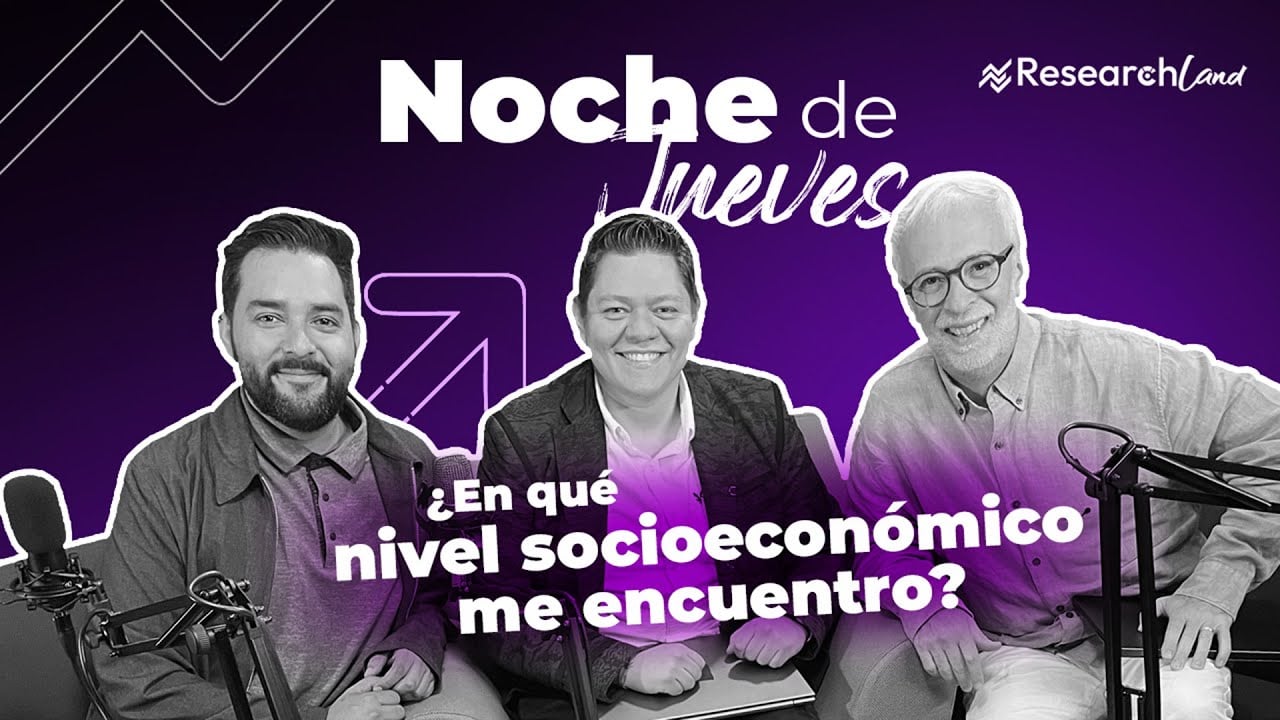 Pablo Levy y dos participantes en estudio de podcast conversan sobre niveles socioeconómicos en programa Noche de Jueves.