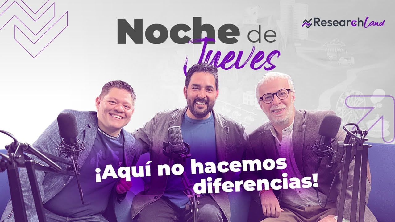Pablo Levy y dos participantes en estudio de podcast durante episodio de Noche de Jueves sobre inclusión y diversidad.