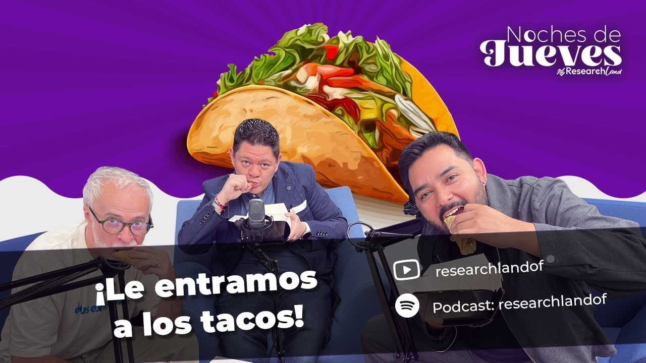 Pablo Levy y dos participantes de podcast comparten comida durante un episodio sobre cultura y experiencias de consumo.