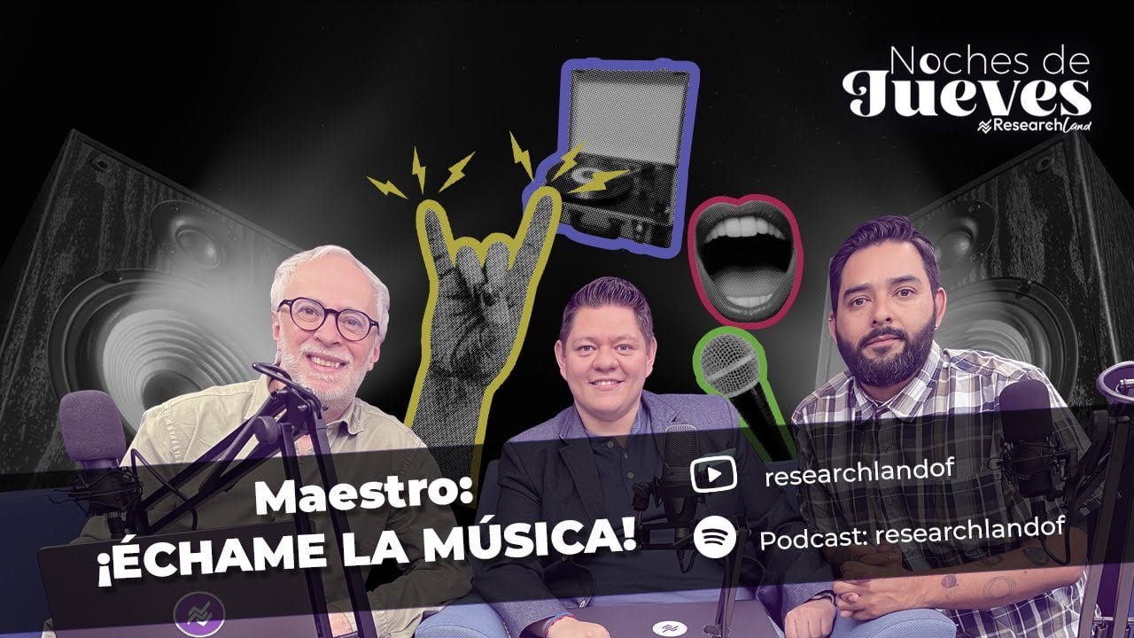 Pablo Levy y dos participantes en el podcast de Research Land conversan sobre música y tendencias de consumo en un estudio de grabación.