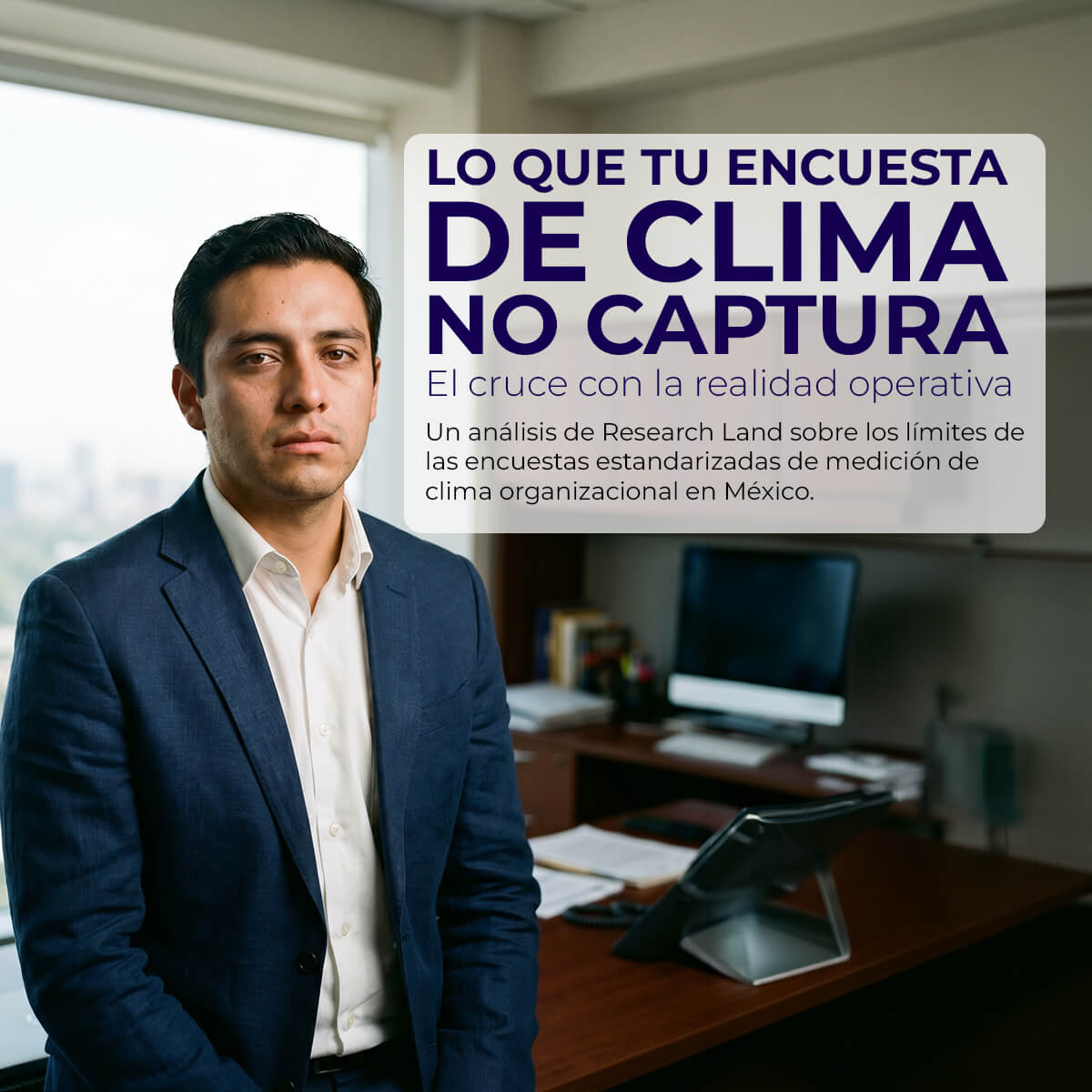 Persona en oficina frente a escritorio y pantalla; texto sobre encuesta de clima organizacional y límites de medición en México. Persona en oficina frente a escritorio y pantalla; texto sobre encuesta de clima organizacional y límites de medición en México.