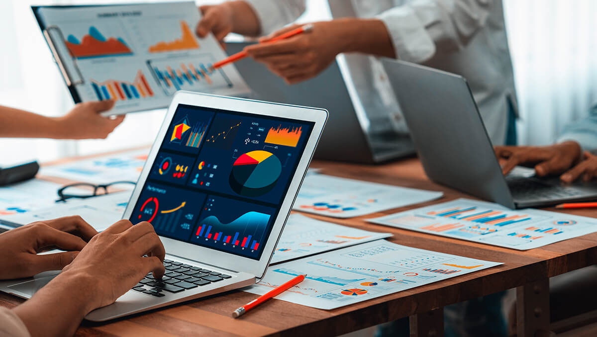 Análisis de datos cuantitativos en laptop y reporte gráfico para la evaluación de indicadores y tendencias. Análisis de datos cuantitativos en laptop y reporte gráfico para la evaluación de indicadores y tendencias.